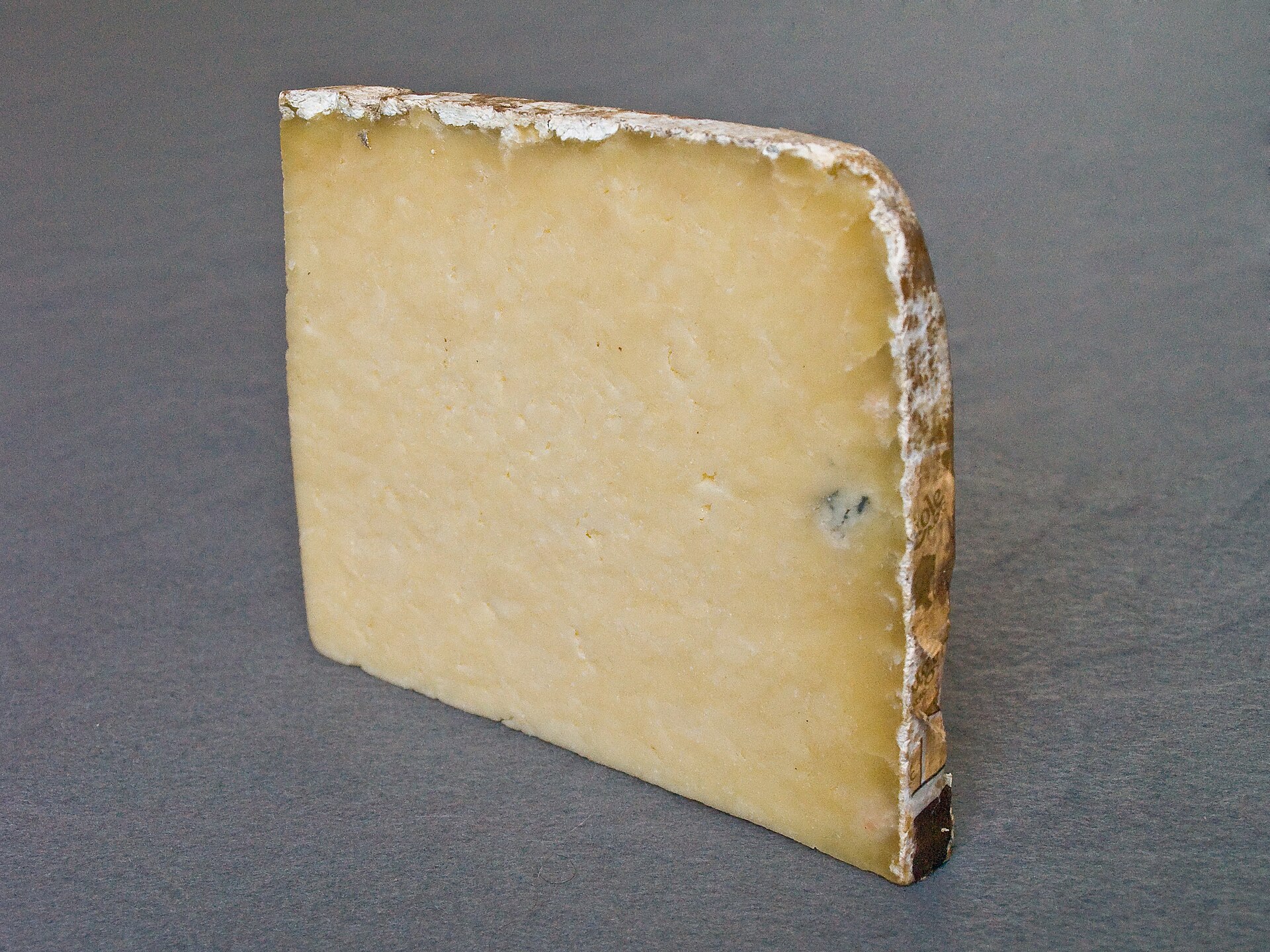 Fourme de Laguiole en cave